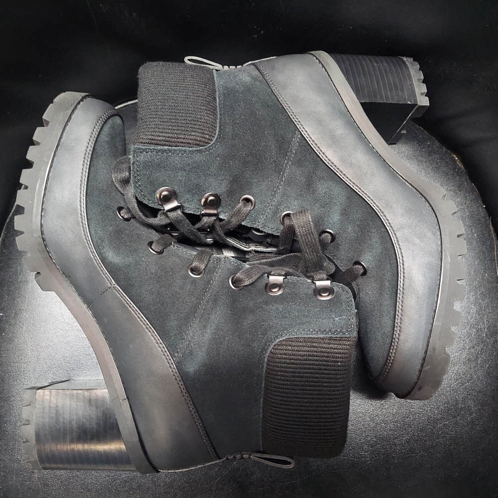 UGG Black Heeled Boots with Chunky Heel and Rugged Sole Womens Size 10 - Picture 5 of 7